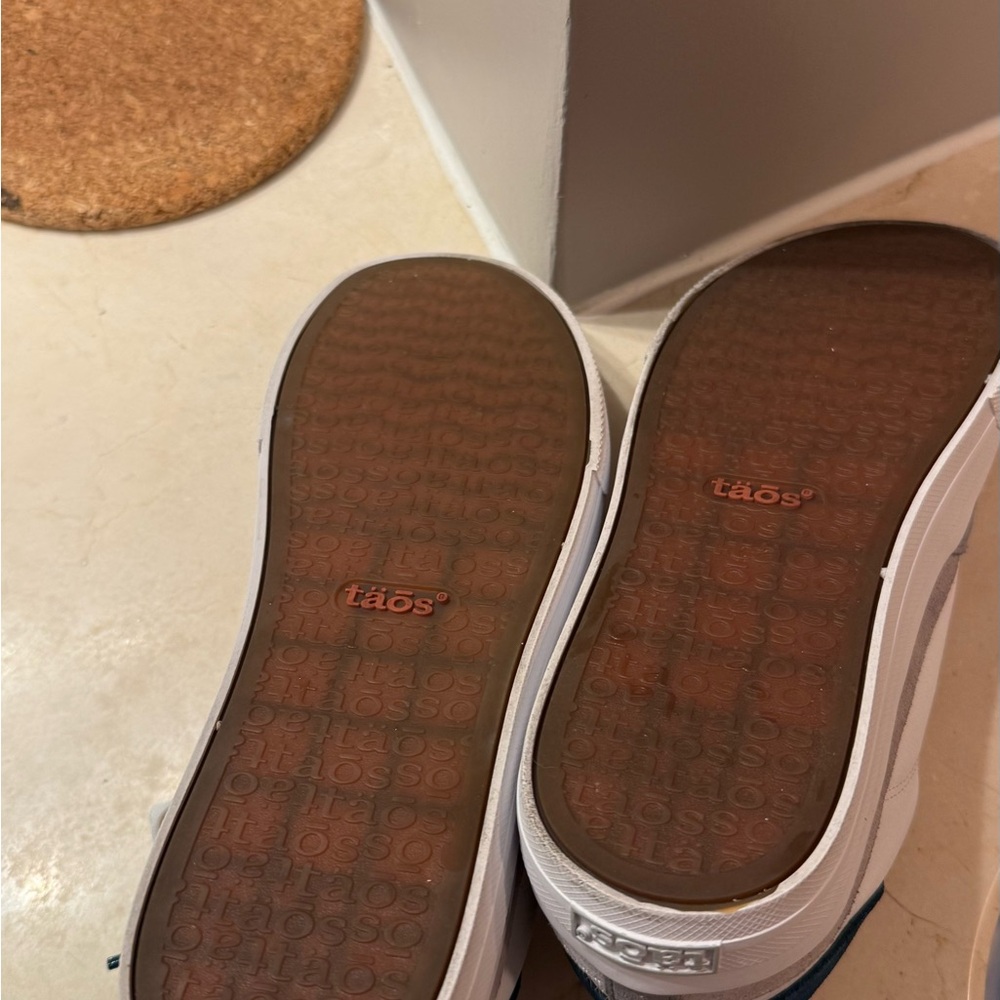 BNWT Taos Pop Soul Leather Sneaker, size 8 - Picture 6 of 6